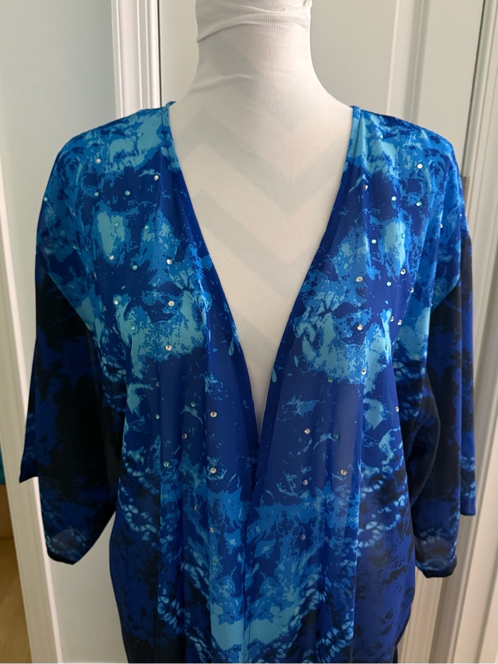 NWOT - Venus Stunning Beach Cover/Robe w/ Rhinestone Detailing - Picture 6 of 9